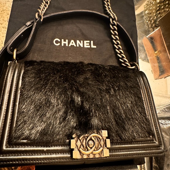 Chanel Rabbit Fur-Trimmed Lambskin Medium Boy Flap Bag - Picture 1 of 9